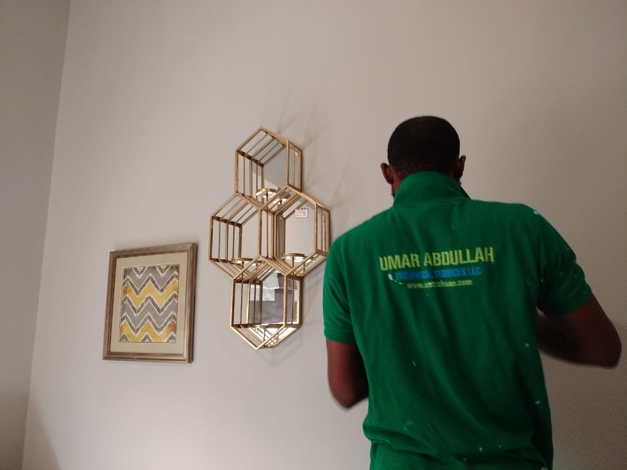 artwork hanging service abu dhabi